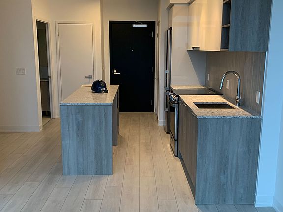 4th image of 31 Tippett Rd #817