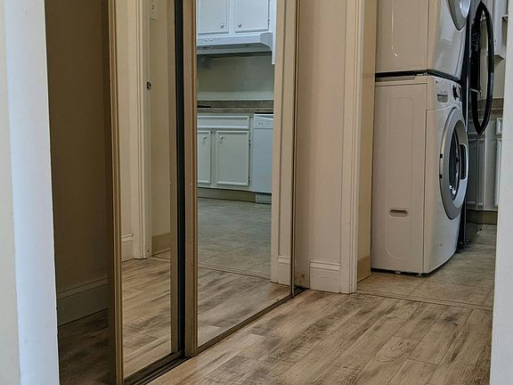 4th image of 205 Yoakum Pkwy Unit 421
