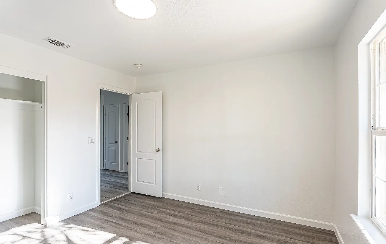 8 bed, 3592 sqft, $900 — Photo 4