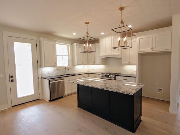 5th image of 387 King Rd