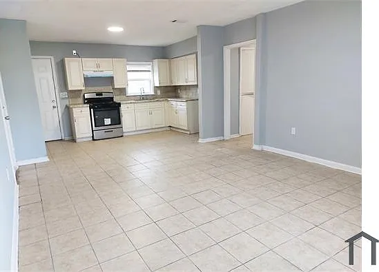 3 bed, 924 sqft, $1,200 — Photo 2