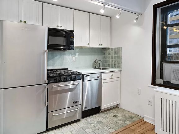 3rd image of 12 W 72nd St APT 2D