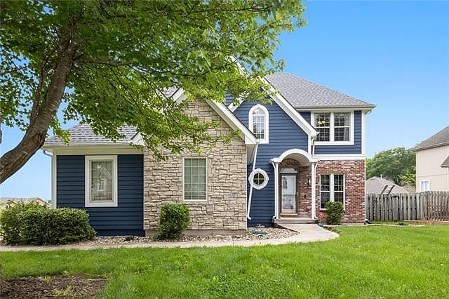 1st image of 501 SW Foot Hill Dr