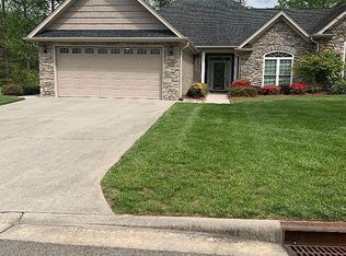 126 Greystone Ln, Mount Airy, NC 27030