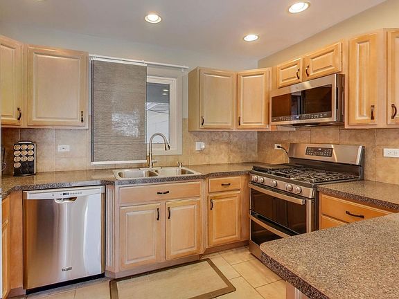 4th image of 462 Longwood Dr