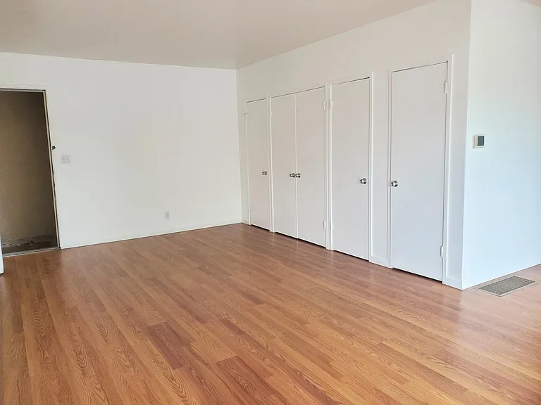 581 Merritt Ave — Photo 4