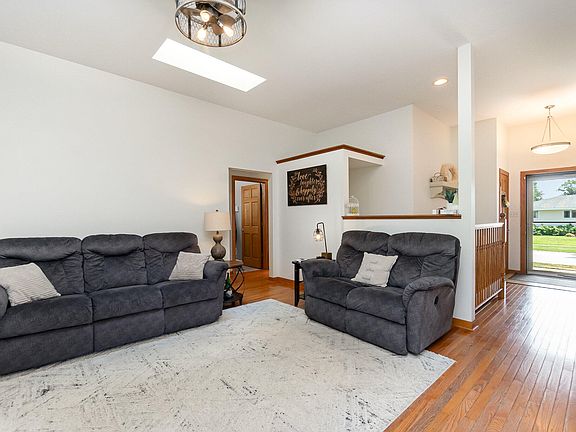 4th image of 3829 Jewett Ave