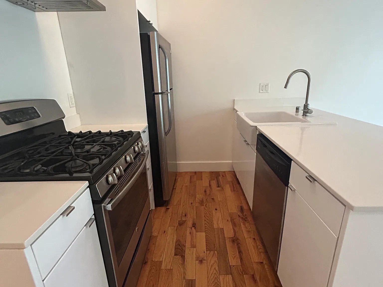 2 bed, 1000 sqft, $3,300 — Photo 3