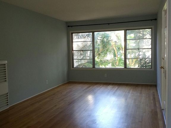 4th image of 2505 N Beachwood Dr APT 2