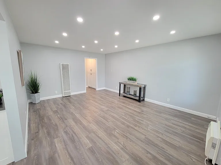 Marquis Apartments — Photo 9