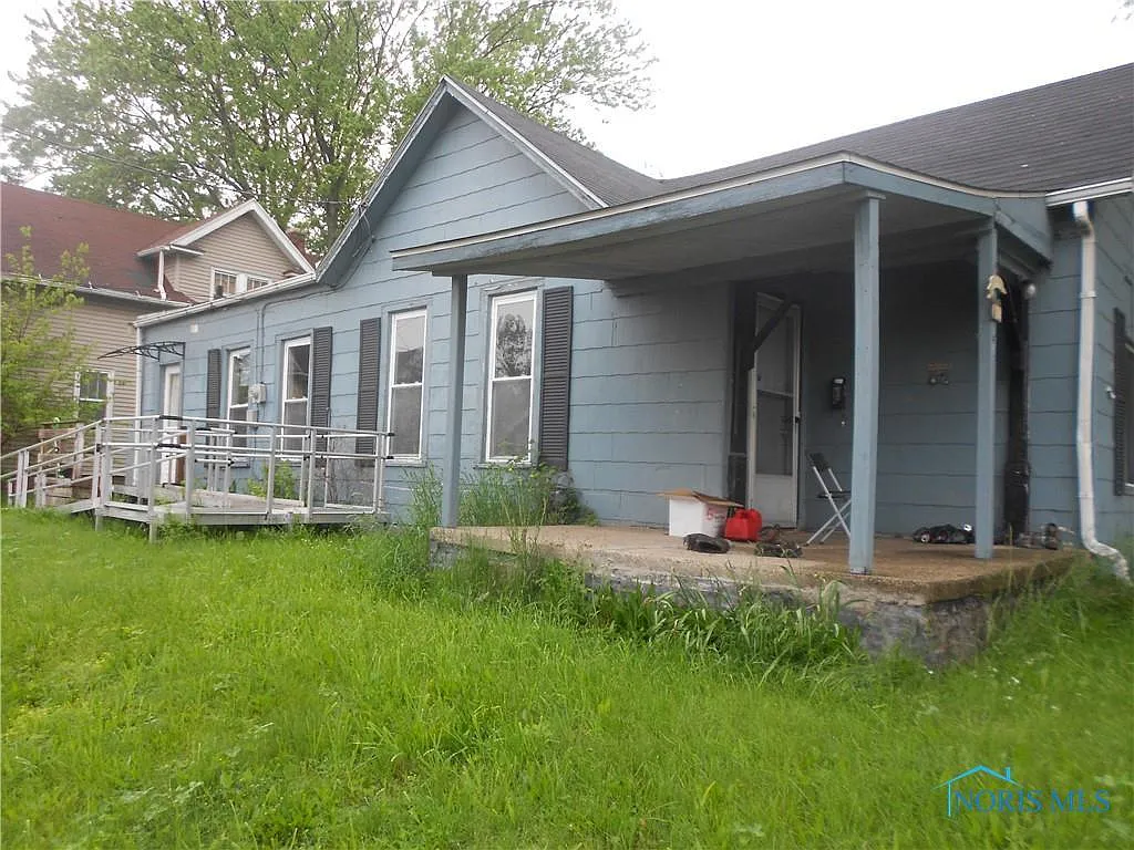 2 bed, 1.0 bath, 919 sqft, $950 — Photo 2