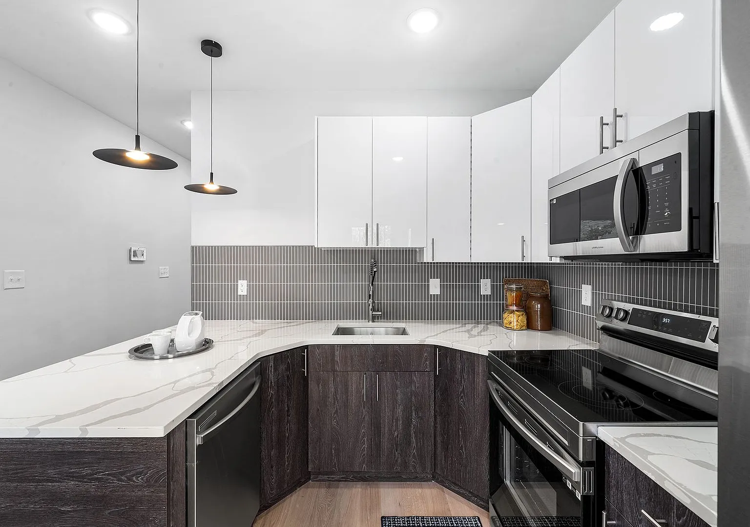 Modern Luxury in Olde Kensington, 3 Bed 3 Bath Home with Skyline Roof Deck and Finished Basement — Photo 3