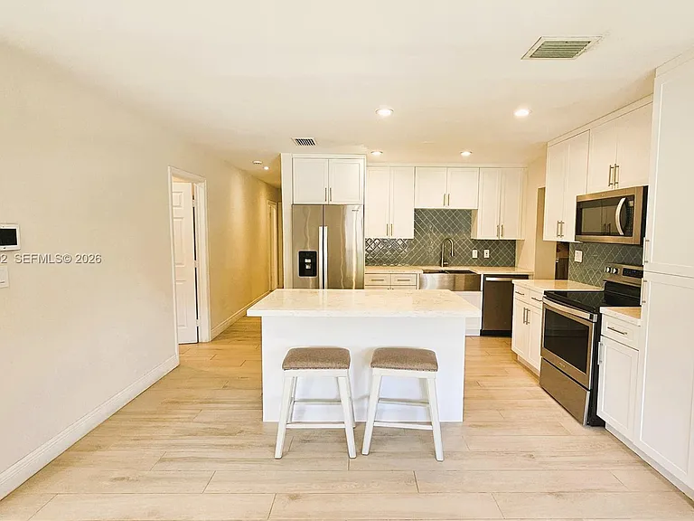 6550 SW 28th St — Photo 2