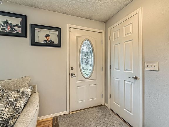 5th image of 8413 NE Lewis Dr