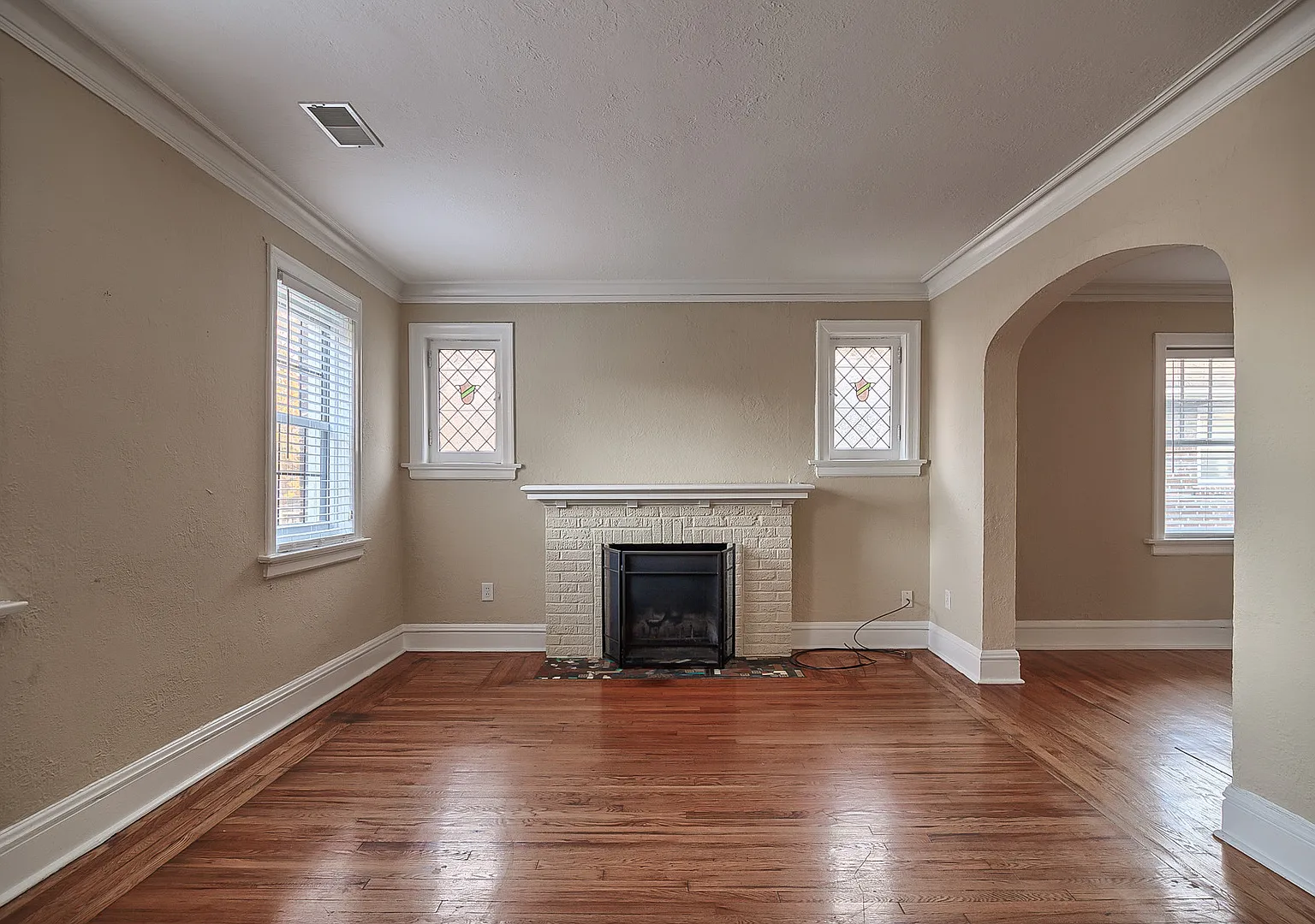 (206) 7034 Dartmouth Ave — Photo 2