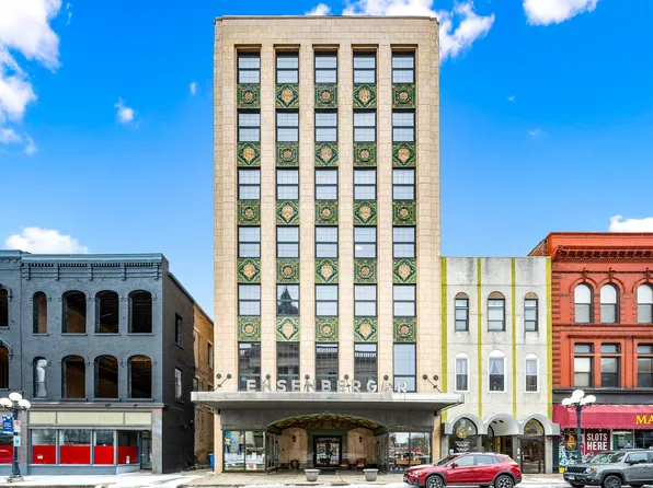 212 N Center St Unit 304, Bloomington, IL 61701