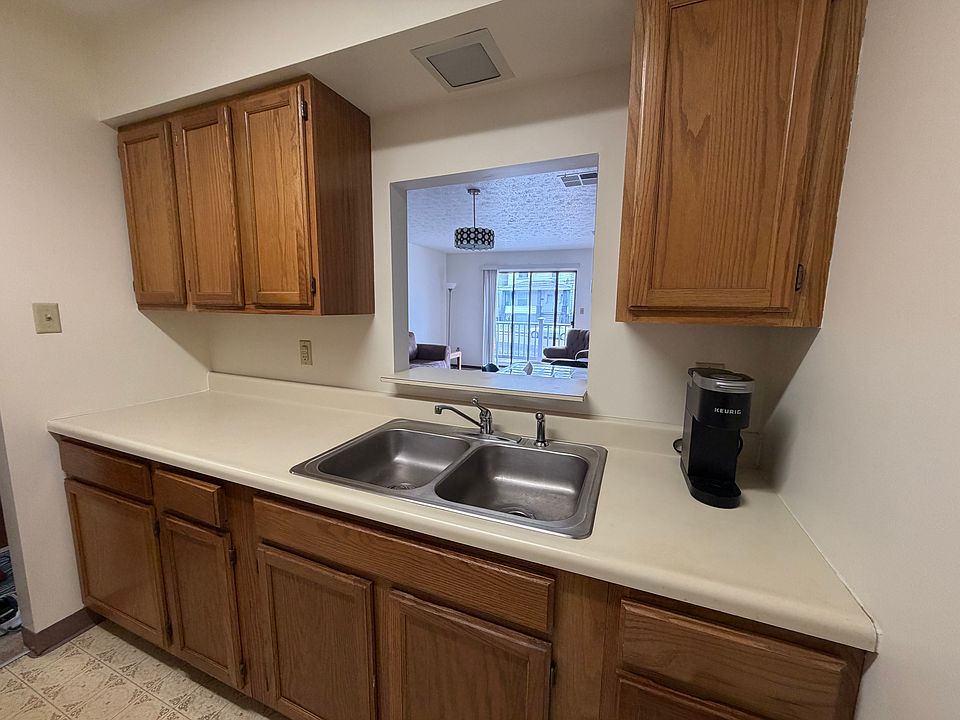 1st image of 158 Smith St APT 104