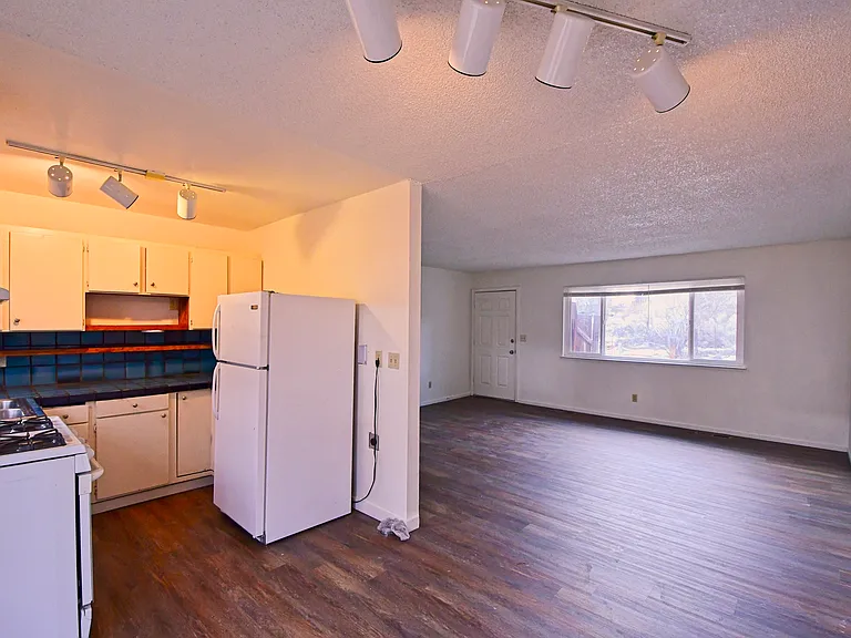 1600 E Long St #4 — Photo 3