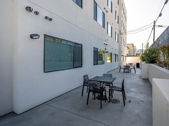 4th image of 5327 Hermitage Ave #F1bf9db86