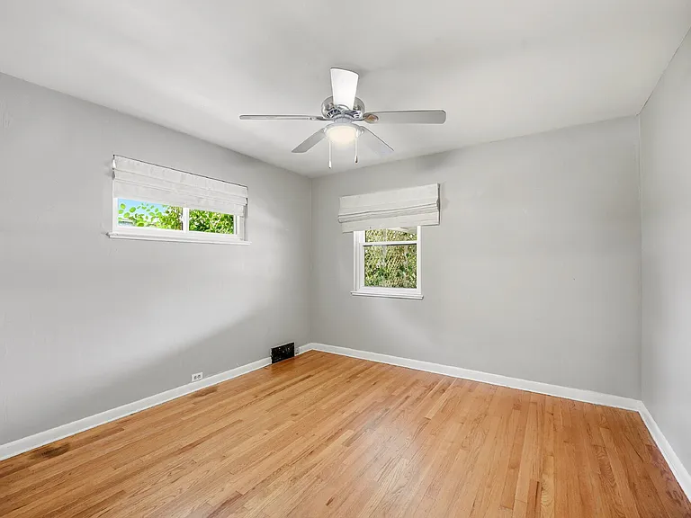 1560 Roslyn St — Photo 12