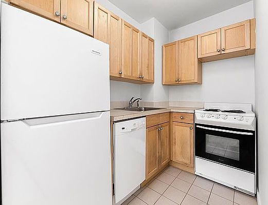 3rd image of 358 W 30th St APT 2B