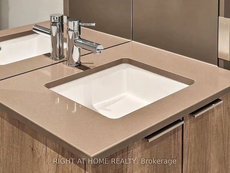 448 Burnhamthorpe Rd W #6210 — Photo 21