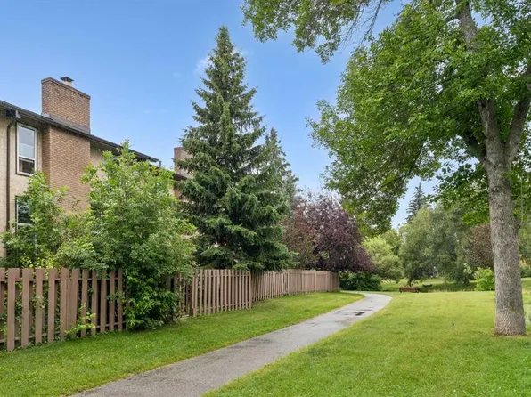 1011 SE Canterbury Dr SW #25, Calgary, AB T2W 2S8