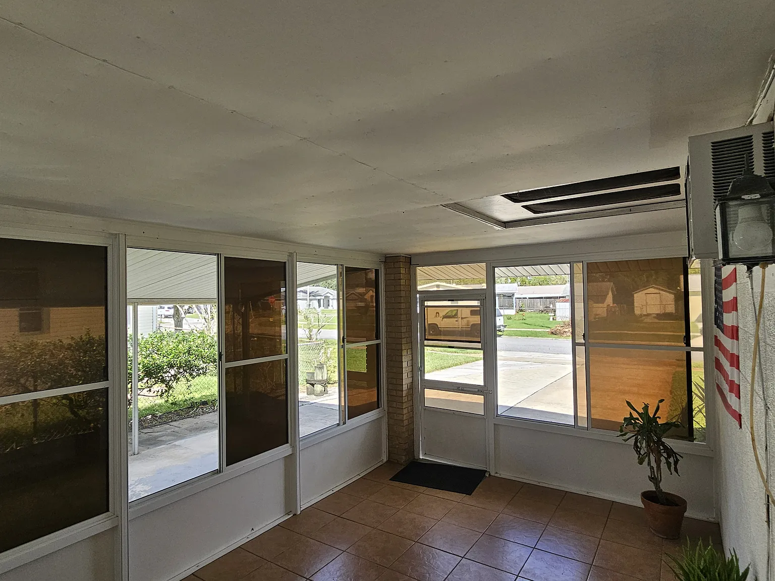 991 Barclay Dr — Photo 3