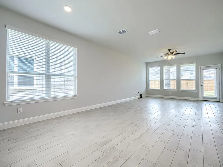 724 Portina Dr — Photo 9