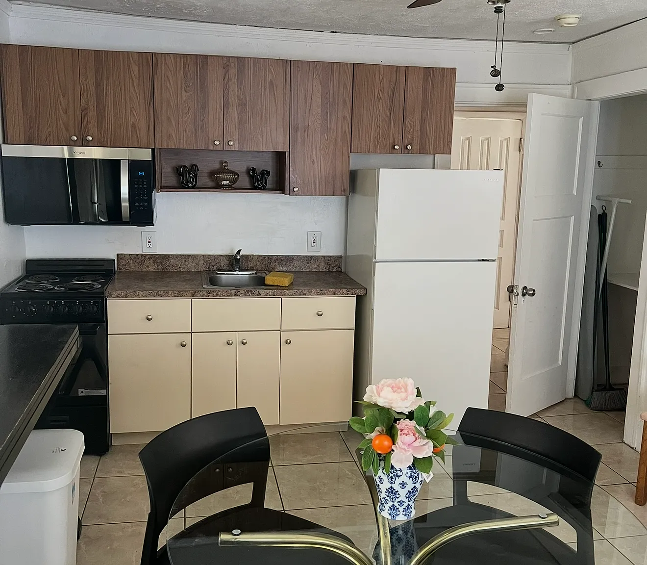 1 bed, 1100 sqft, $1,800 — Photo 1
