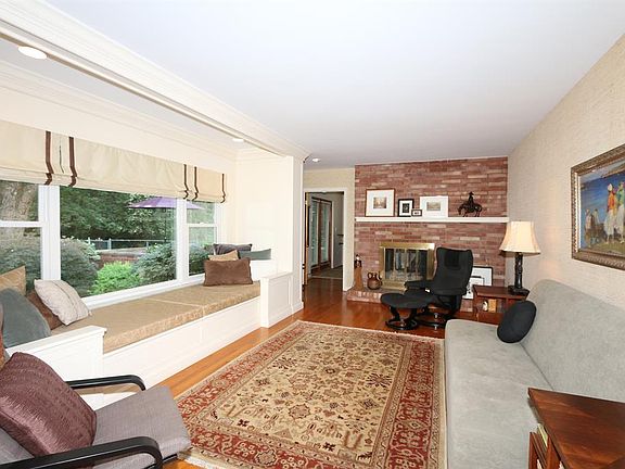 4th image of 305 Redwood Dr