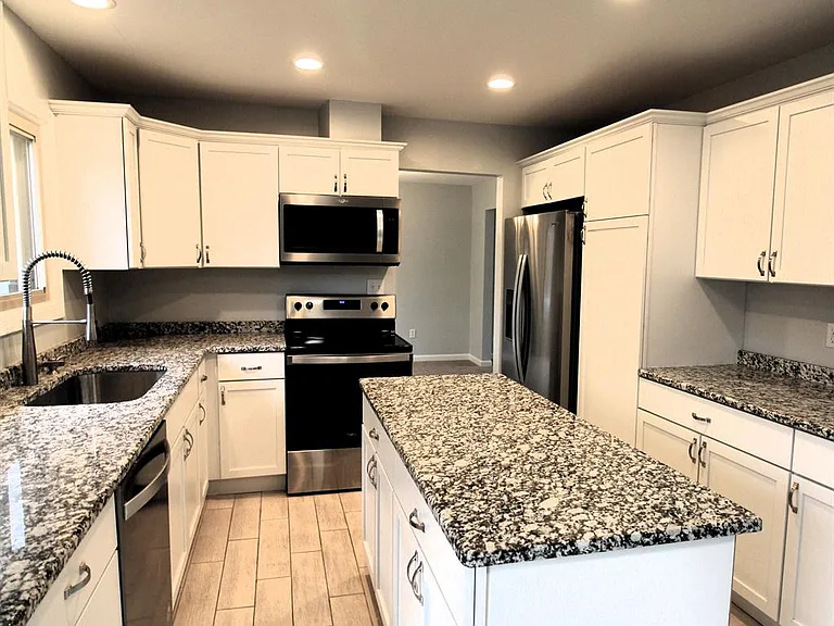 6895 Indian Creek Dr — Photo 7