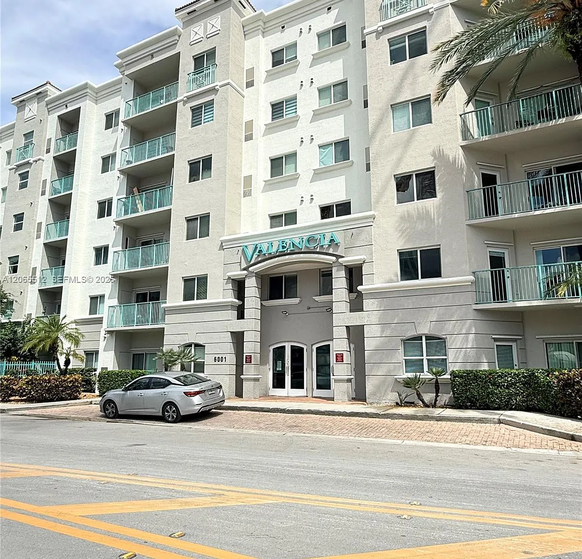 Valencia Condo — Photo 2
