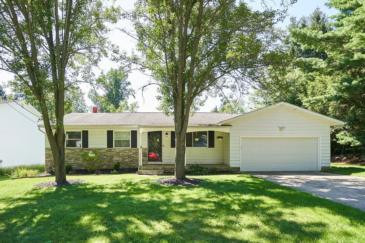 3 bed, 2.0 bath, 1360 sqft, $2,700 — Photo 1