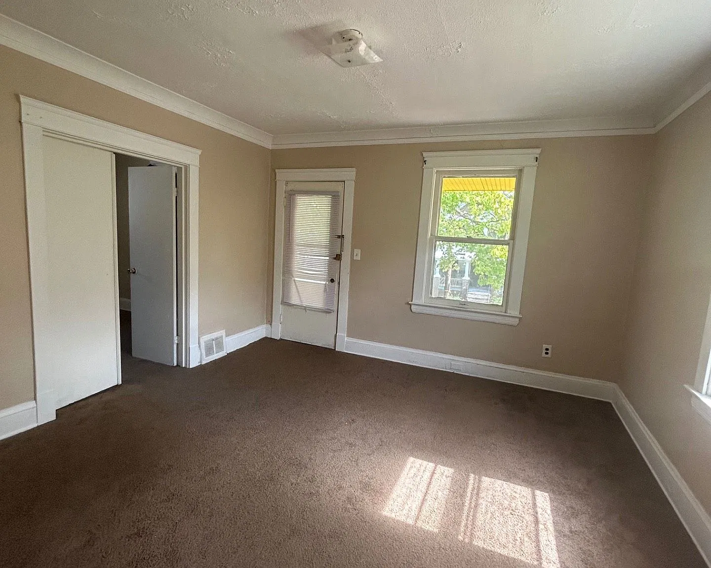Charming 2-Bedroom Property in Prime Location — Photo 2