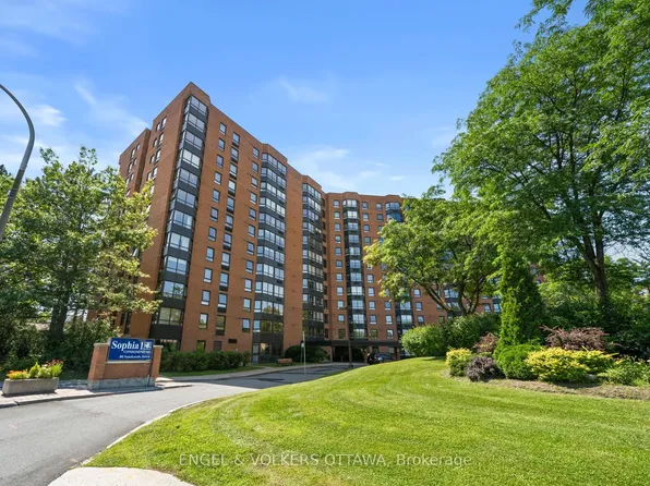 80 Sandcastle Dr #1213, Ottawa, ON K2H 9E7