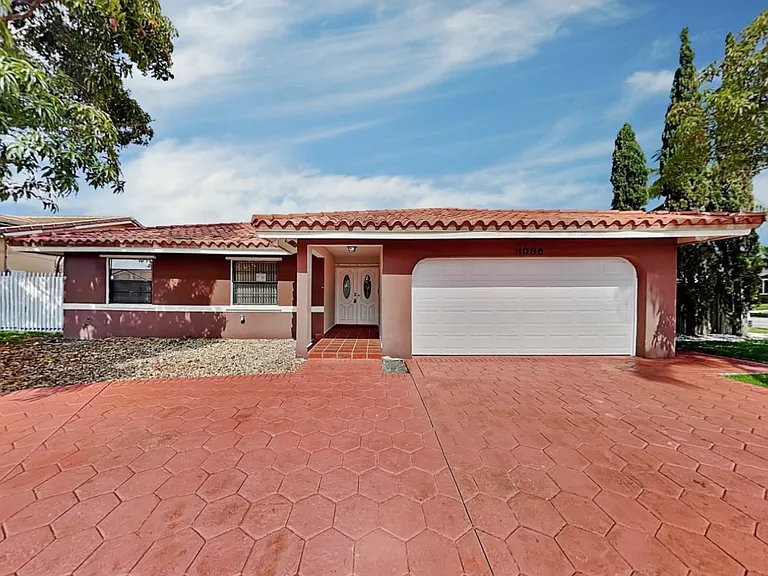 1081 NW 128th Ave — Photo 1
