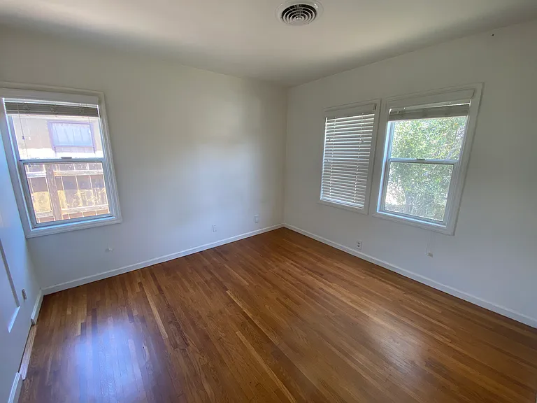 4646 Winona Ave — Photo 11