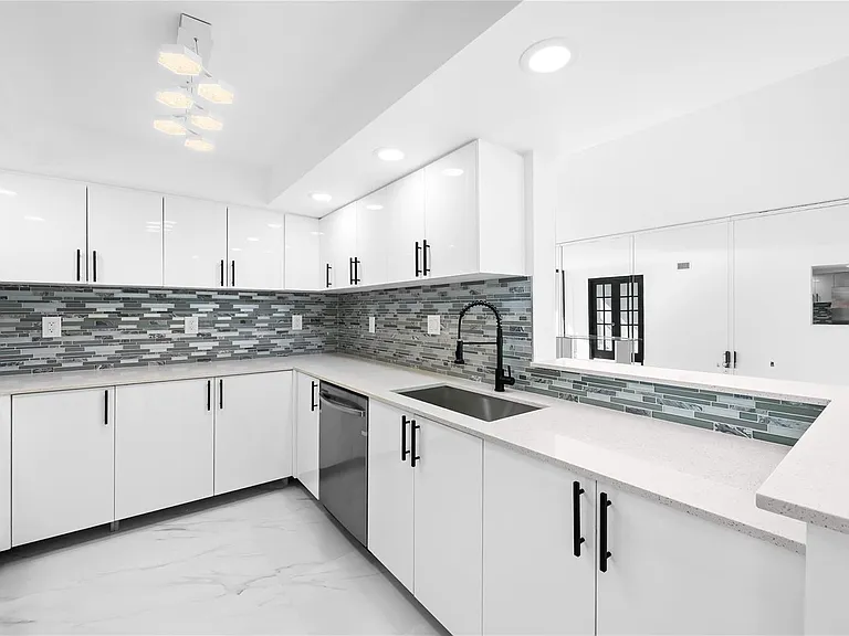 800 Parkview Dr #718 — Photo 3