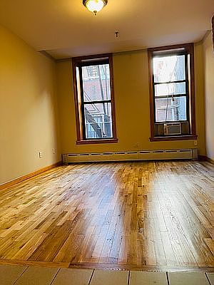 3rd image of 409 W 39th St APT 4D