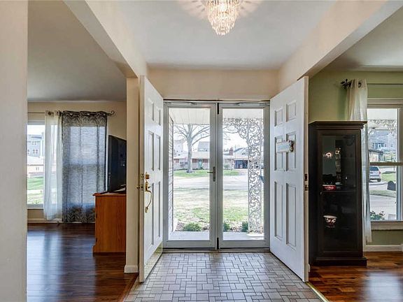 3rd image of 624 Guernsey Cir