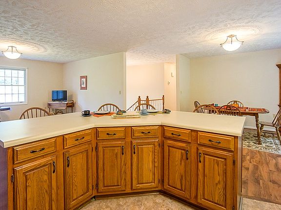 5th image of 136 Twin Oak Cir