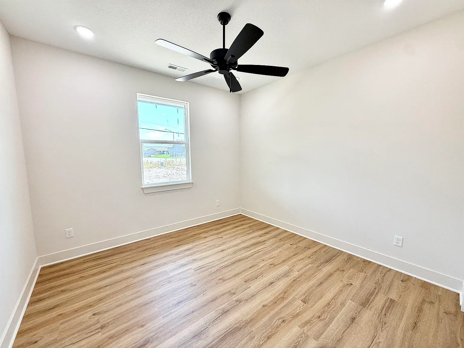 3 bed, 1498 sqft, $2,400 — Photo 4