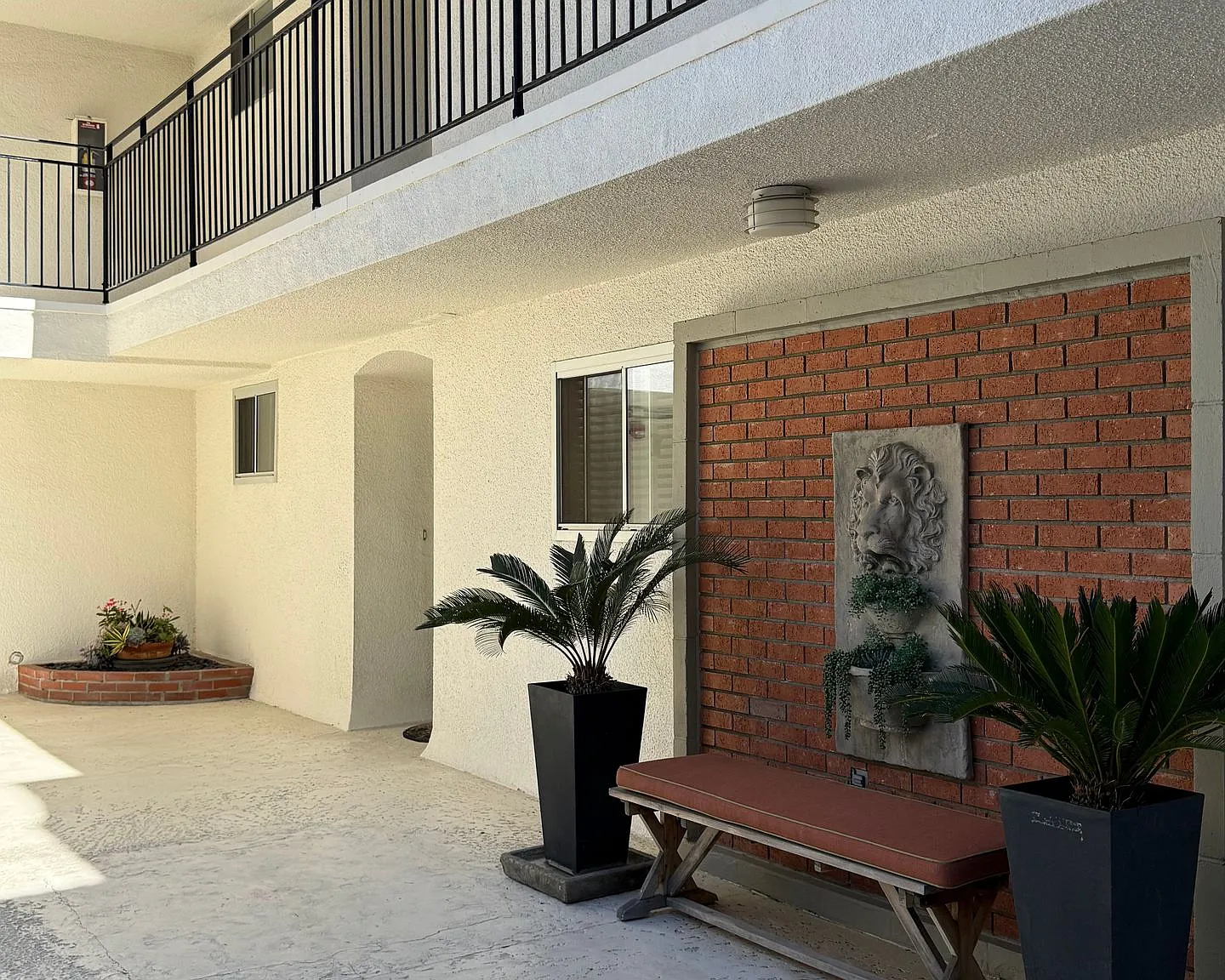 Versailles Apts. — Photo 1