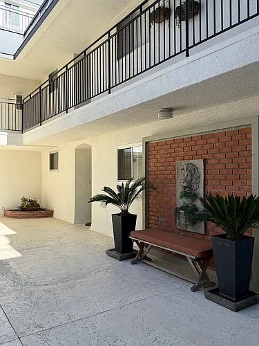 Versailles Apts. Photo 1