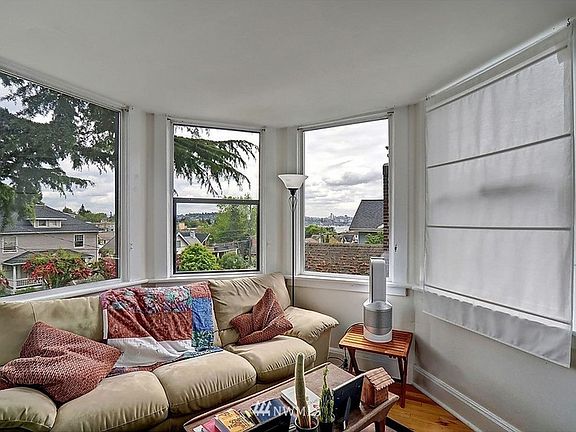 4th image of 4037 Woodland Park Ave N #201