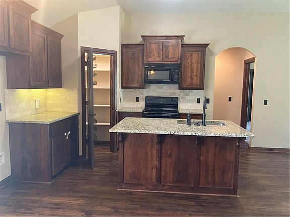 5th image of 616 N Highland Dr