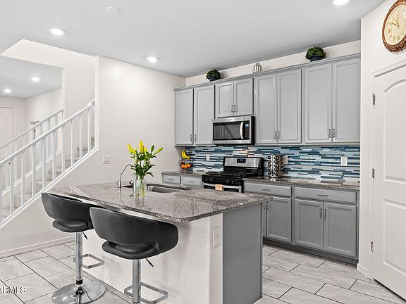 4th image of 77 E CONSTITUTION Drive