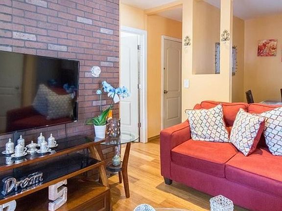4th image of 43 E Valentine St #1