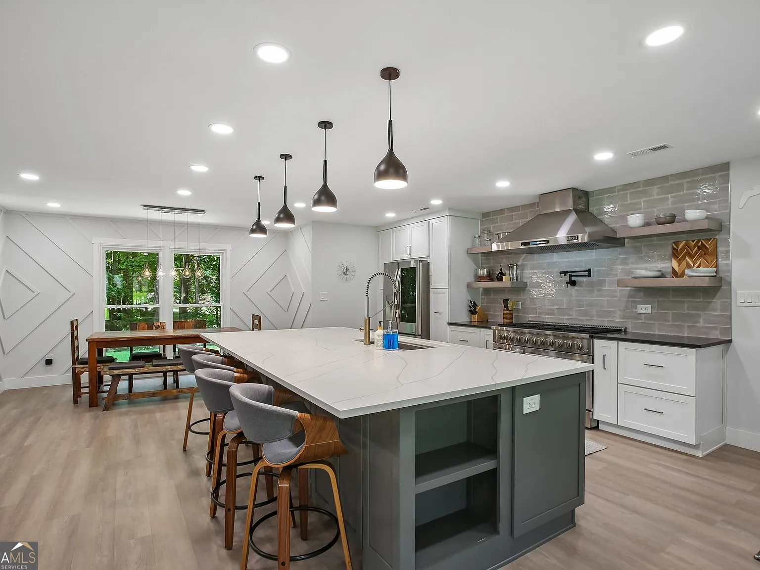 3 bed, 2.0 bath, 2215 sqft, $4,350 — Photo 4
